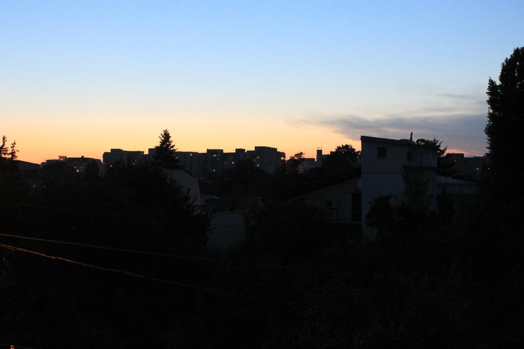 News Apartment Bukares Bagian luar foto