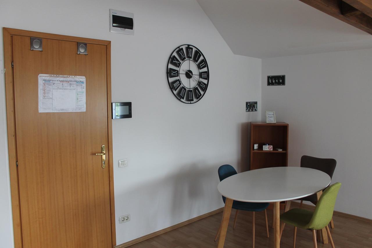 News Apartment Bukares Bagian luar foto