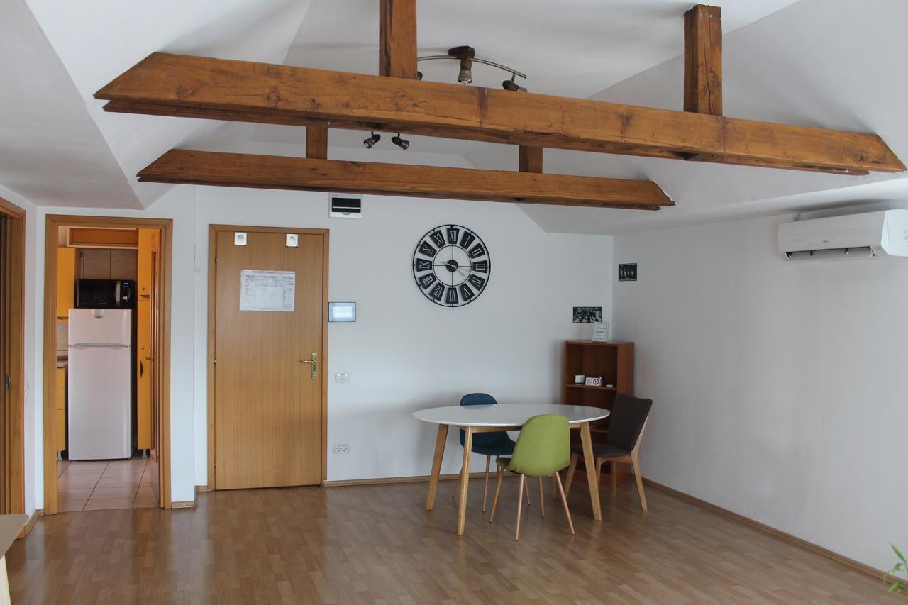 News Apartment Bukares Bagian luar foto