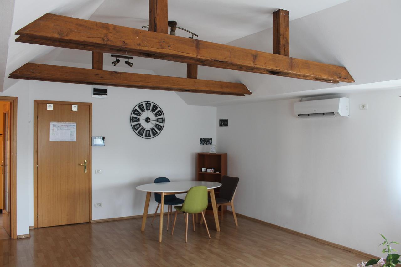 News Apartment Bukares Bagian luar foto