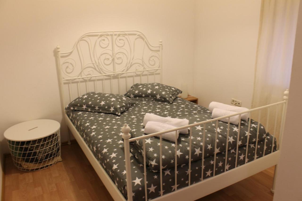 News Apartment Bukares Bagian luar foto