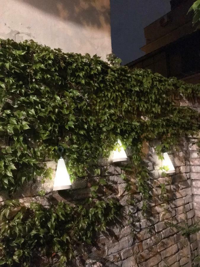 News Apartment Bukares Bagian luar foto